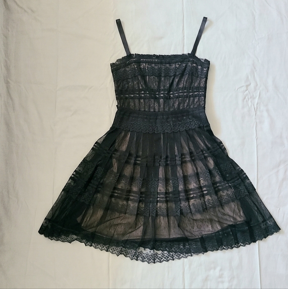 BCBGMaxAzria Dresses & Skirts - BCBGMAXAZRIA Petites Black Lace Cocktail Dress Tie Waist Size 6P